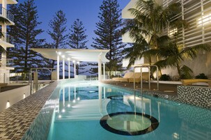 2 室外游泳池，06:00 至 21:00 开放，池畔遮阳伞，日光浴躺椅