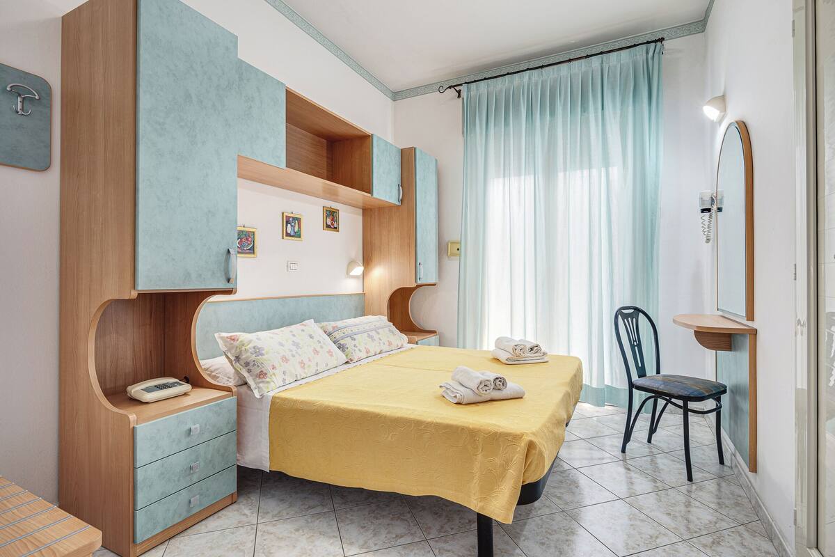 In-room safe, desk, WiFi (free)