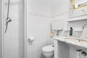 Comfort Triple Room | Bathroom | Shower, free toiletries, hair dryer - Hotel Atlantic (Gatteo)