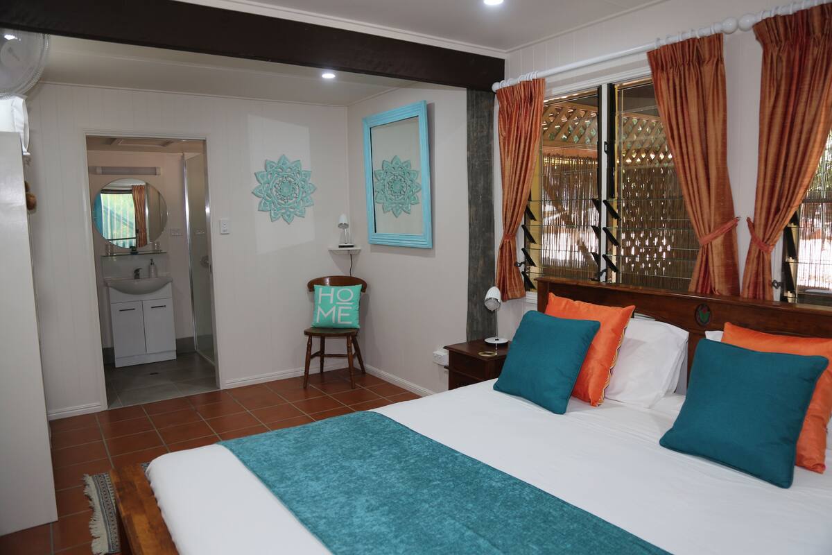 Chambre Double Supérieure, 1 très grand lit, vue jardin, rez-de-chaussée