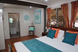 Kamar Double Superior, 1 Tempat Tidur King, pemandangan kebun, lantai dasar | Tirai kedap cahaya, setrika/meja setrika, Wi-Fi gratis, dan seprai linen