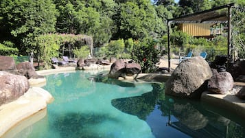 Kolam renang outdoor, dengan kursi berjemur