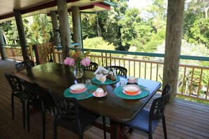 Outdoor dining - Licuala Lodge (Wongaling Beach)