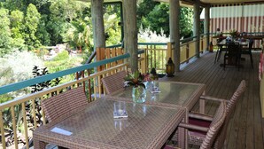 Terrace/patio - Licuala Lodge (Wongaling Beach)