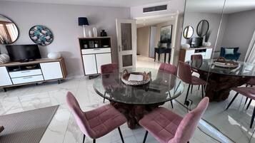 Appartement Standard, 2 chambres | Coin séjour | Télévision LCD de 62 cm avec chaînes numériques, télévision