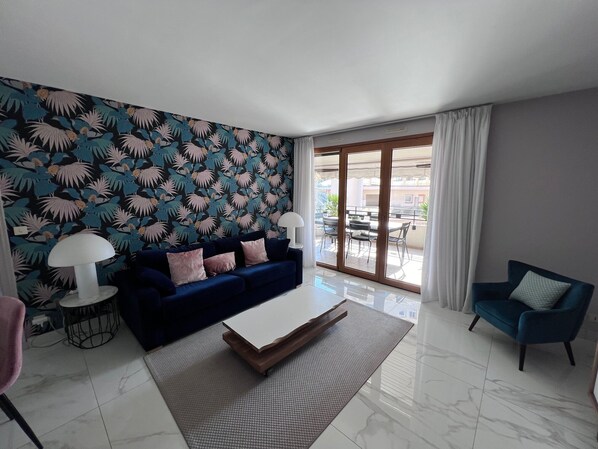 Departamento estándar, 2 habitaciones | Área de sala de estar | Televisión LCD de 62 cm con canales digitales y televisión 