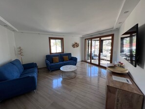 Standaard appartement, 1 slaapkamer | Woonruimte | Een 62-cm lcd-televisie met digitale zenders en een televisie
