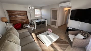 Appartement Standard, 2 chambres | Coin séjour | Télévision LCD de 62 cm avec chaînes numériques, télévision