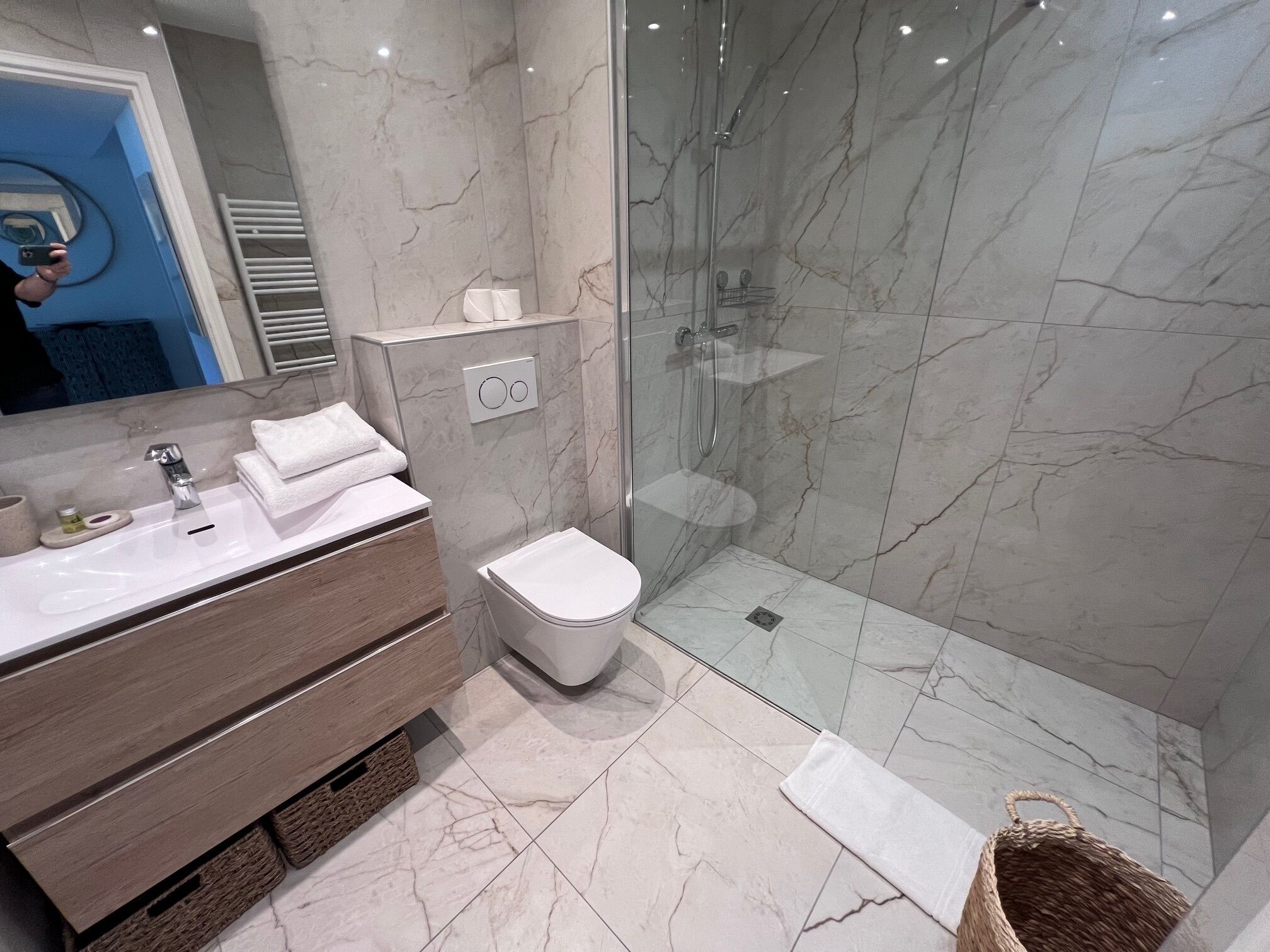 Apartamento standard, 1 quarto | Banheiro | Produtos de toalete grátis, secador de cabelo, toalhas de banho 