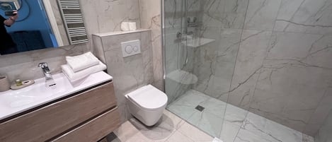 Appartement Standard, 1 chambre | Salle de bain | Articles de toilette (gratuits), séchoir à cheveux, serviettes fournies
