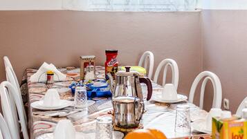 Tägliches großes Frühstück (6.00 EUR pro Person)