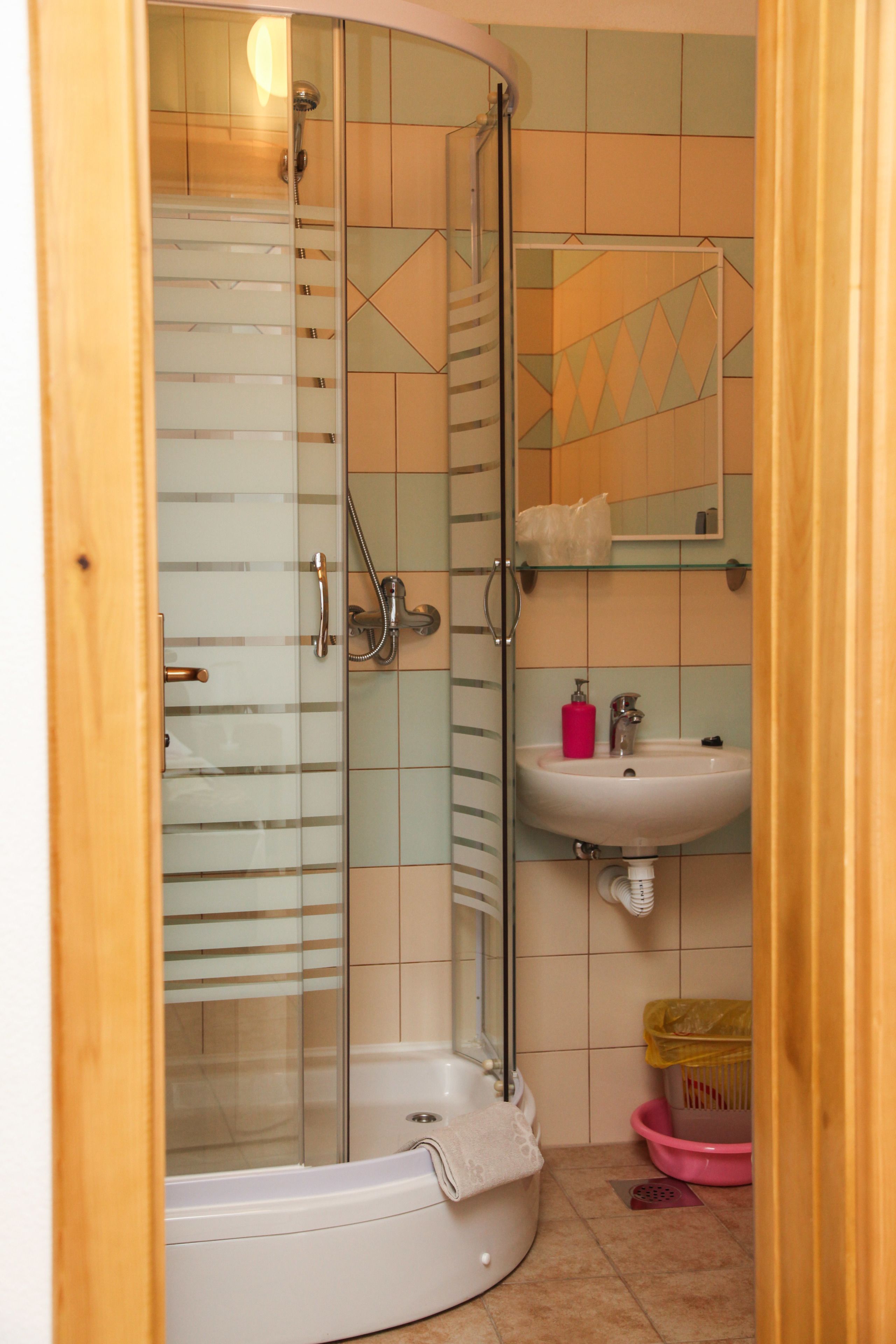 standard room, 2 single beds | bathroom | shower, free toiletries, hair dryer, towels