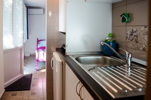 Basic Studio Suite, 2 Single Beds, Non Smoking, Garden View | Private kitchenette