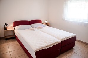 Quarto solteiro standard | Espaço de trabalho para notebook, cortinas blackout