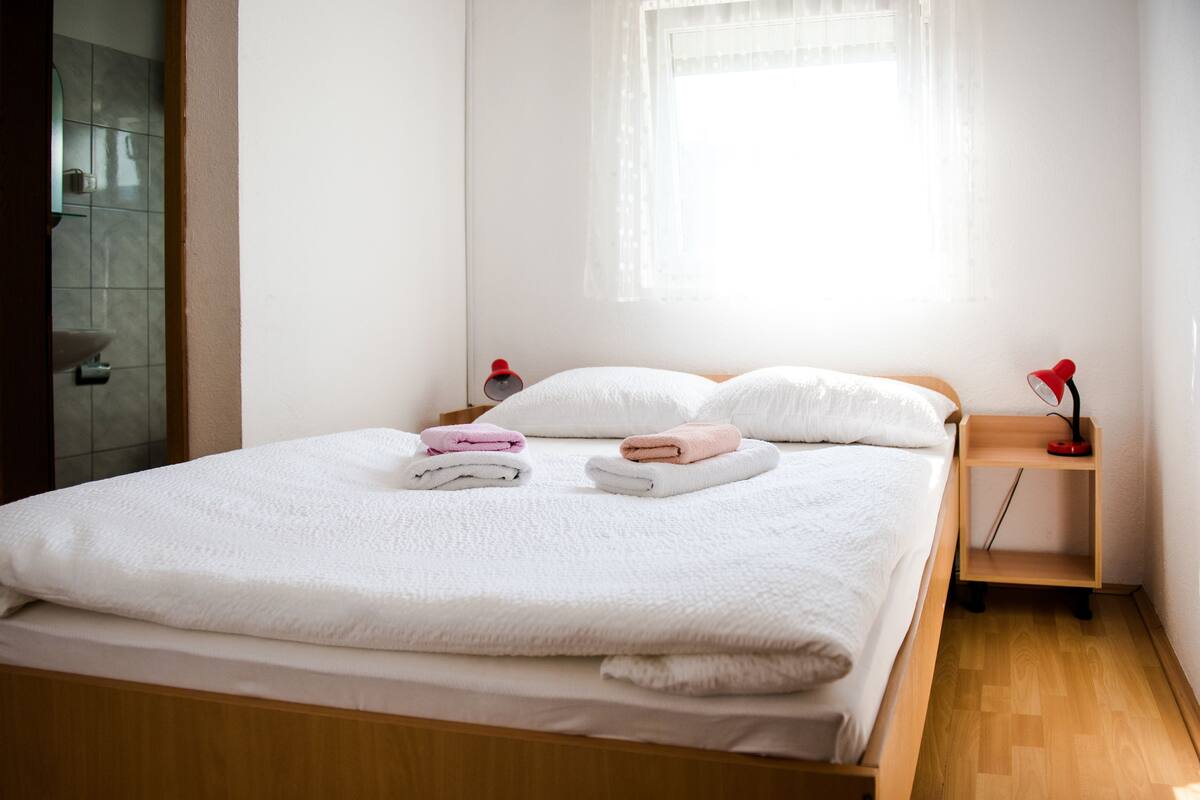 standard single room | laptop workspace, blackout curtains, soundproofing, free wifi