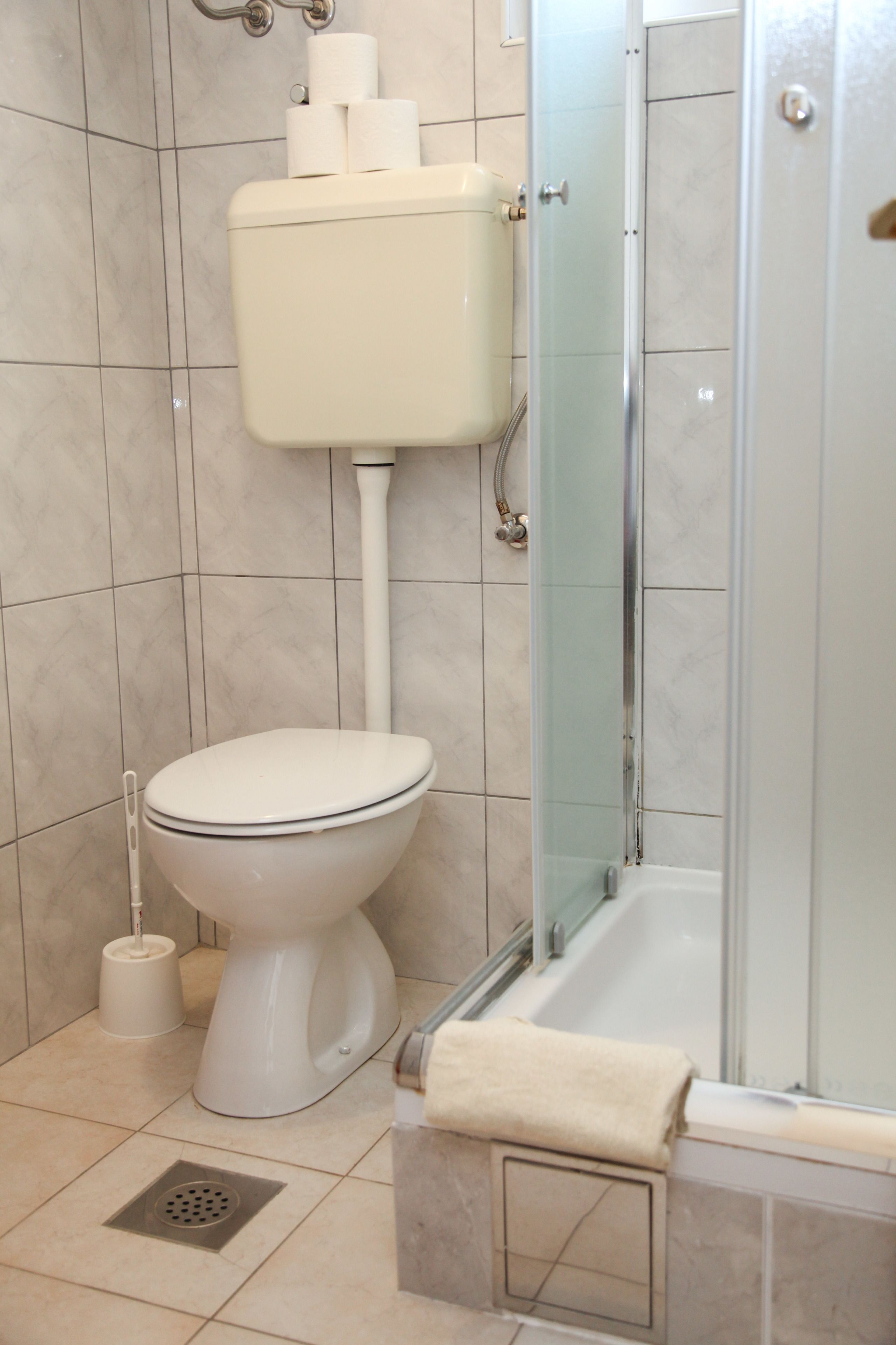 standard triple room | bathroom | shower, free toiletries, hair dryer, towels
