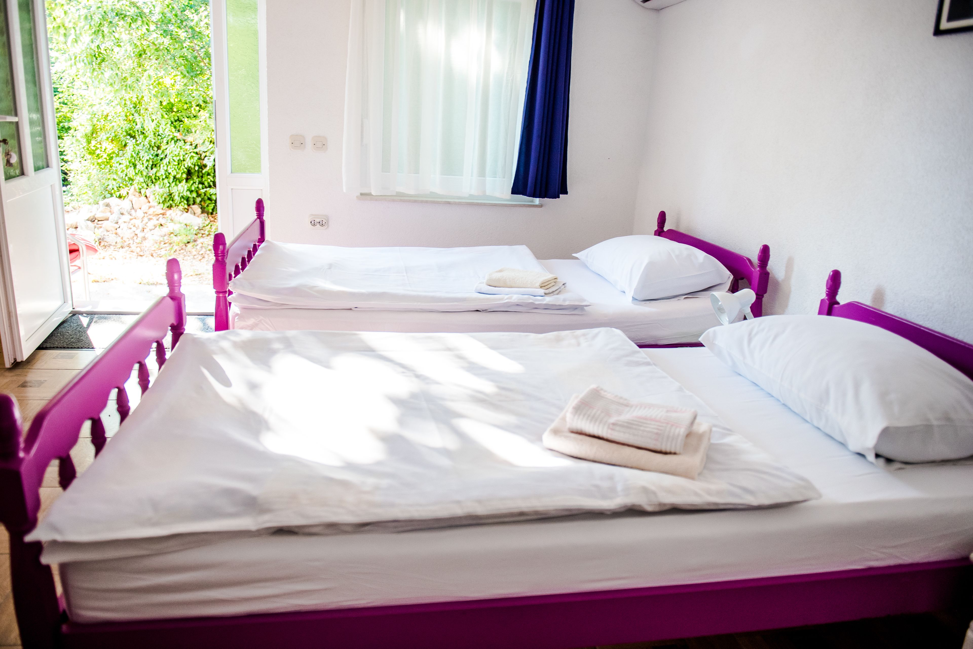 basic studio suite, 2 single beds, non smoking, garden view | laptop workspace, blackout curtains, soundproofing, free wifi