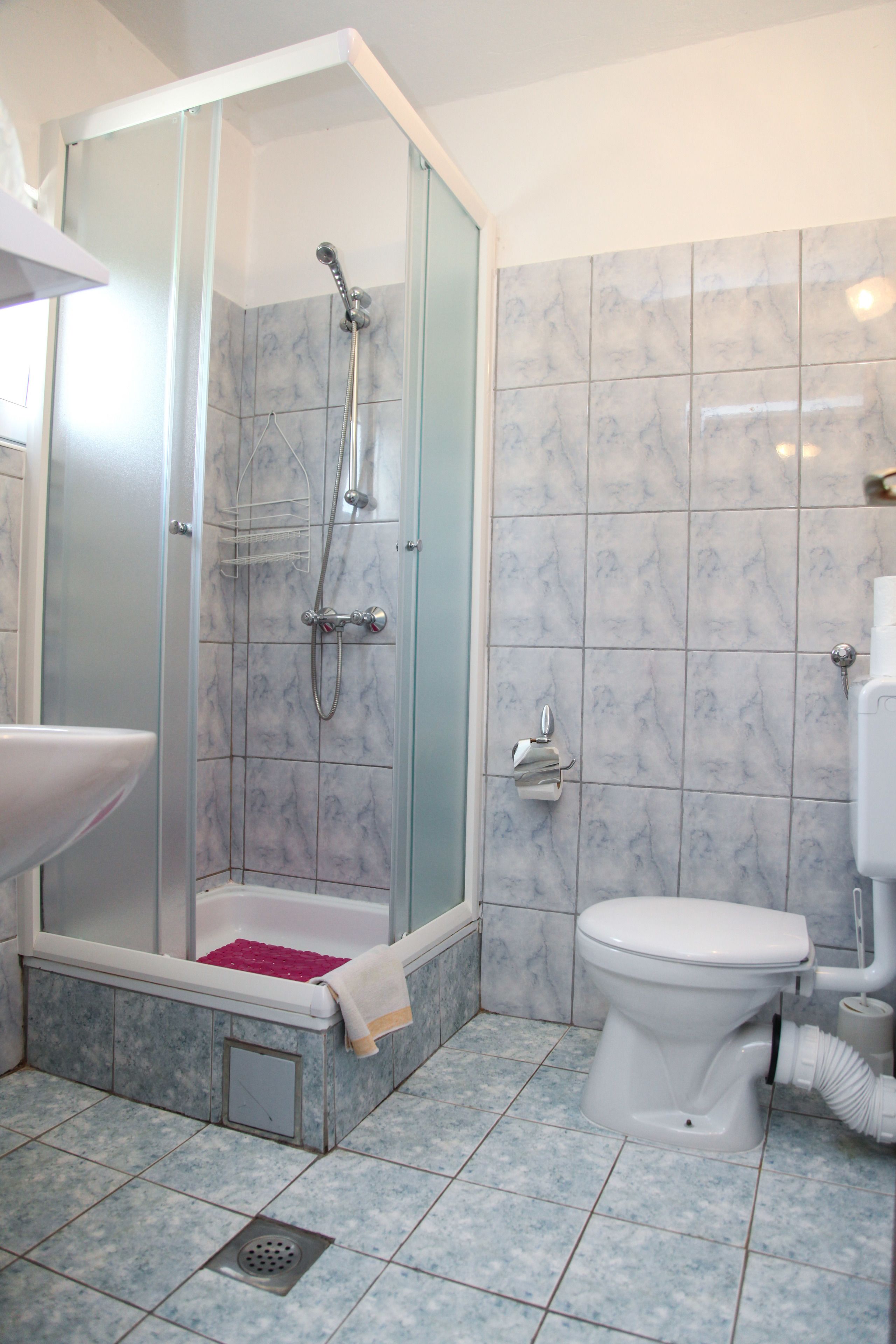 standard triple room | bathroom | shower, free toiletries, hair dryer, towels