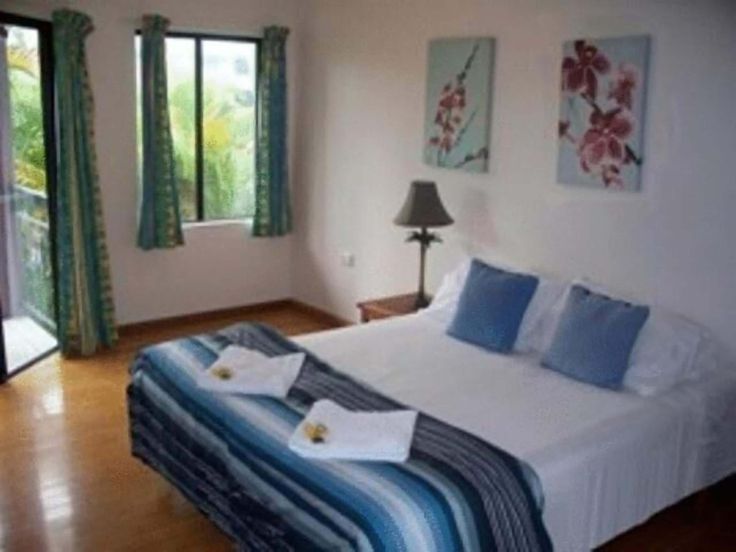 遮光窗帘、免费 WiFi、床单