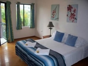 Mörkläggningsgardiner, gratis wi-fi och sängkläder