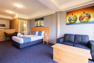 Quarto luxo, 1 cama Queen, cozinha, vista para o rio | Escrivaninha, ferros/tábuas de passar roupa, Wi-Fi de cortesia