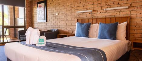 Deluxe Room, 1 Queen Bed, Balcony, River View | 1 bedroom, desk, iron/ironing board, free WiFi