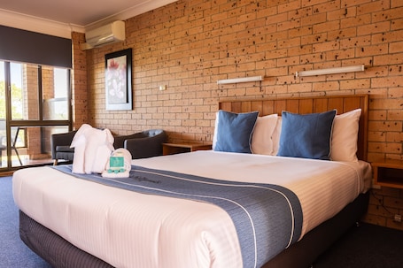 Deluxe Room, 1 Queen Bed, Balcony, River View | 1 bedroom, desk, iron/ironing board, free WiFi