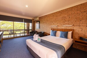 Quarto luxo, 1 cama Queen, sacada, vista para o rio | Escrivaninha, ferros/tábuas de passar roupa, Wi-Fi de cortesia