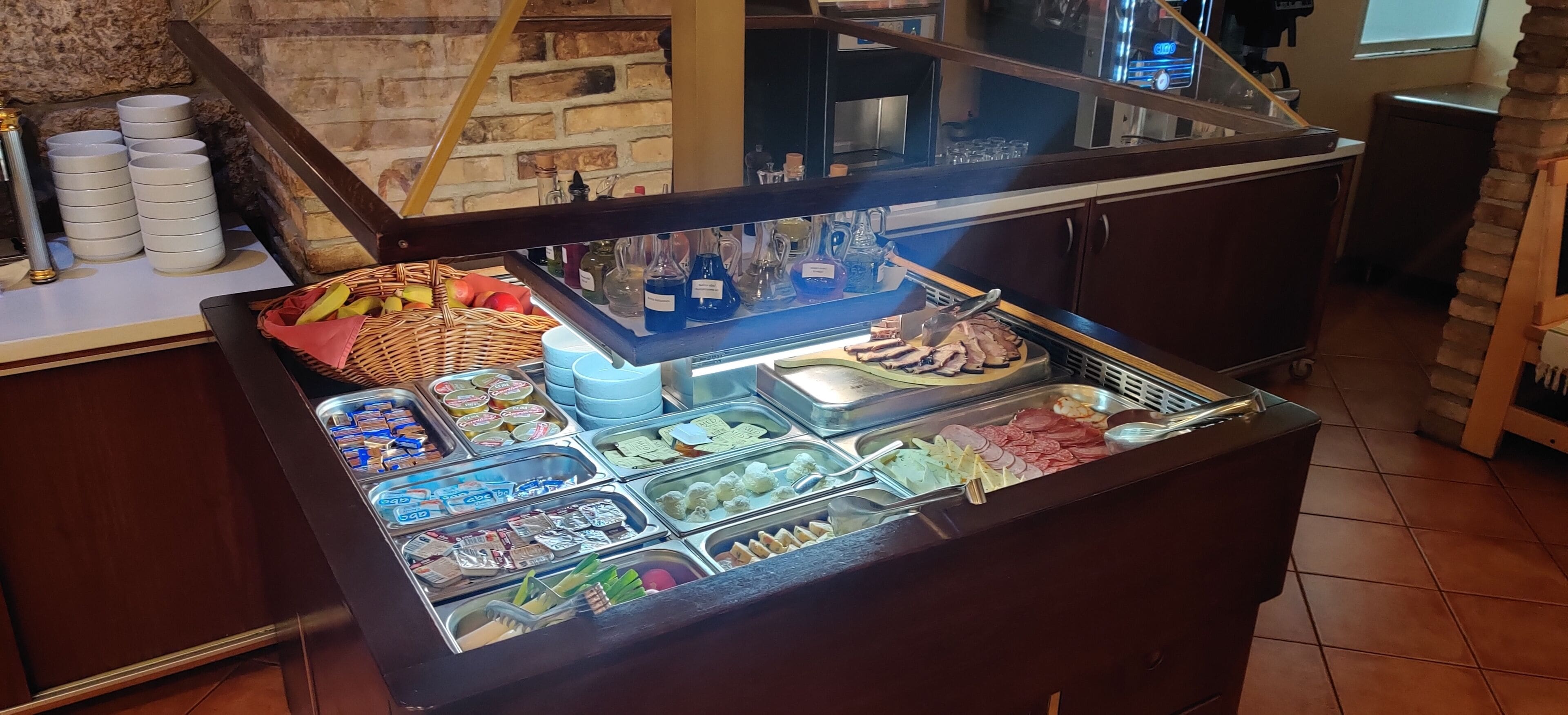 Een buffet met diverse gerechten en toevoegingen.