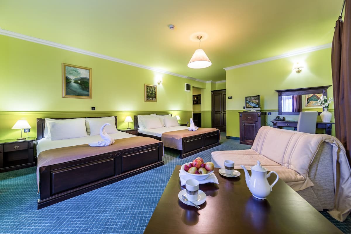 Signature Triple Room | Minibar, in-room safe, soundproofing, free WiFi