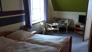 Habitación doble, vista al jardín | Ropa de cama hipoalergénica y decoración personalizada