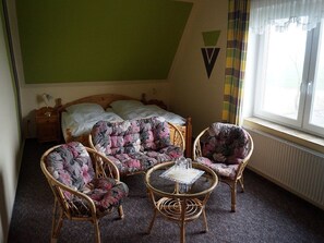 Habitació quàdruple, vistes al jardí | Roba de llit hipoal·lergògena i decoració individual 