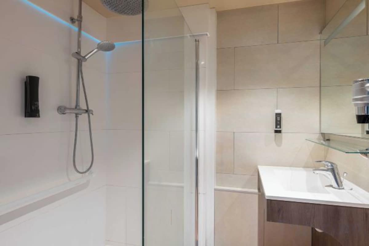 Regadera, amenidades de baño gratuitas, secadora de cabello, toallas