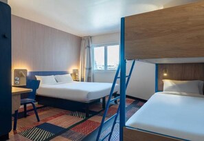 Desk, soundproofing, free WiFi, bed sheets