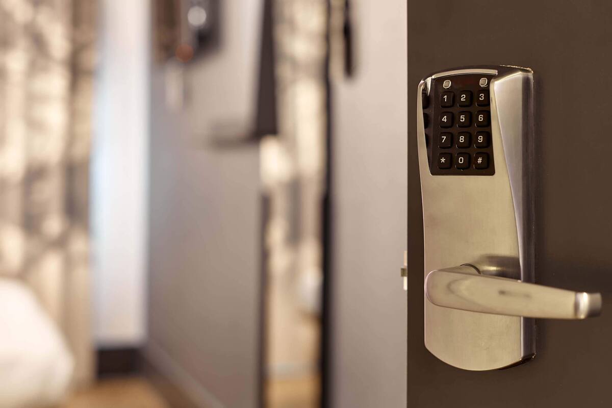 Una puerta moderna con cerradura electrónica integrada.