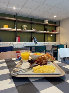 Petit déjeuner buffet servi tous les jours en supplément