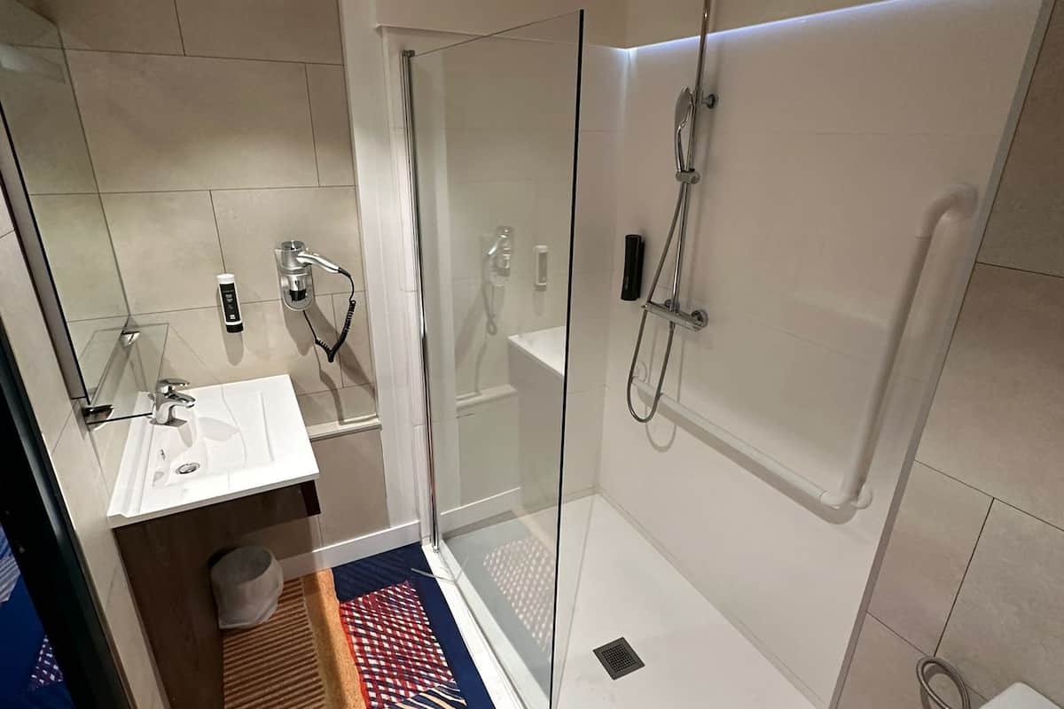 double room, non smoking | bathroom | shower, free toiletries, hair dryer, towels