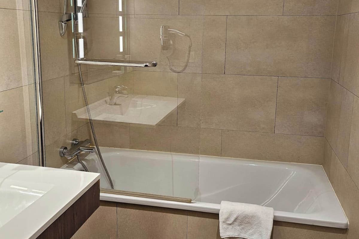 shower, free toiletries, hair dryer, towels