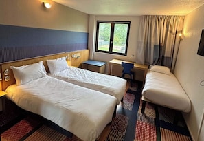 Chambre Triple, plusieurs lits, non-fumeurs | Bureau, chambres insonorisées, Wi-Fi gratuit, draps fournis