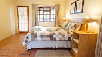 Escritorio, wifi gratis, ropa de cama