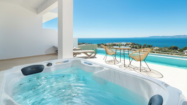 A hot tub with a clear view of the sea and mountains in the background. - Lindos Nest (Rhodes)