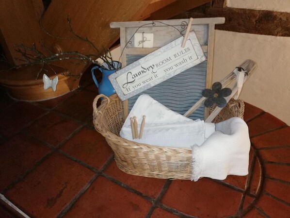 A wicker basket with a sign reading "Laundry Room Rules" and a white towel. - Youth Hostel Feldkirch (Feldkirch)