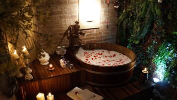 Behandelingskamers voor koppels, een bubbelbad, lichaamsbehandelingen