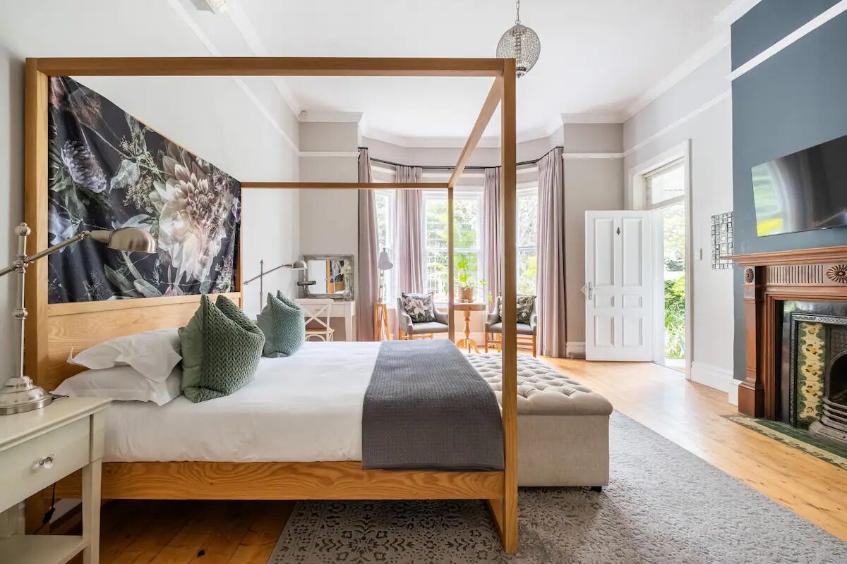 蜜月開放式客房, 1 張特大雙人床 | 低過敏寢具、客房內保險箱、獨特裝潢、書桌