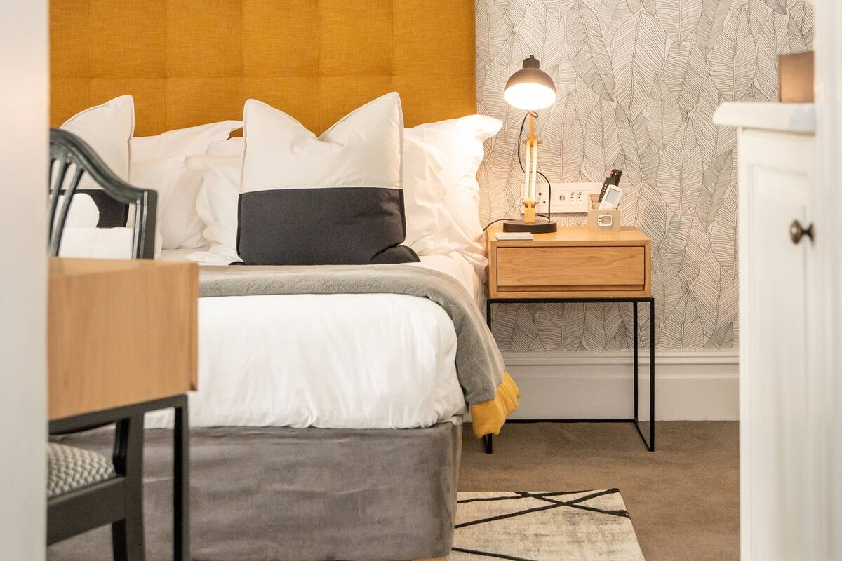 Loft | Hypoallergeen beddengoed, een kluis op de kamer, een bureau