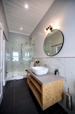Habitación Deluxe con 1 cama matrimonial o 2 individuales, balcón, vista a la alberca | Baño | Amenidades de baño gratuitas, secadora de cabello, toallas, jabón 