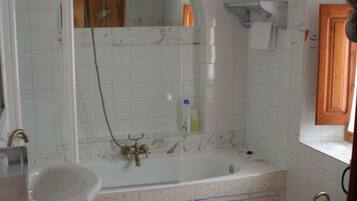 Suite familiar, 2 habitaciones | Baño | Ducha y bañera combinadas y artículos de higiene personal gratuitos