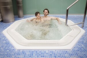 Indoor spa tub
