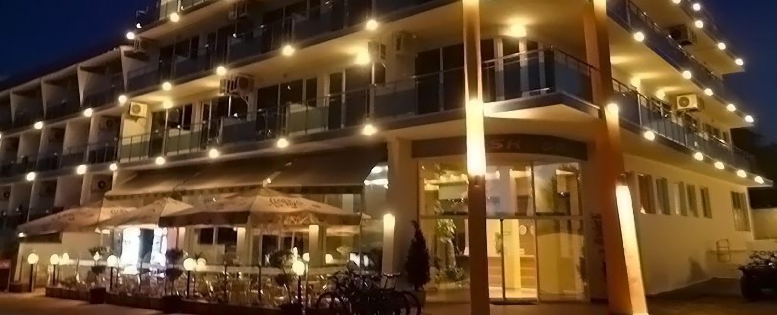 Fassade der Unterkunft – Abend/Nacht