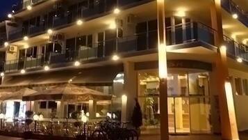 Fassade der Unterkunft – Abend/Nacht